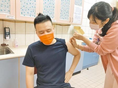 衛福部基隆醫院21日下午1點開打AZ疫苗,有105人預約接種,一半以上來自外縣市。(陳彩玲攝)