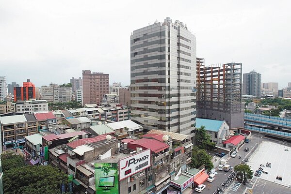 台灣高房價議題早已成為一大民怨,不少年輕人嘆一輩子買不起房只能當租屋的「無殼蝸牛」。 聯合報系資料照片/記者游順然攝影