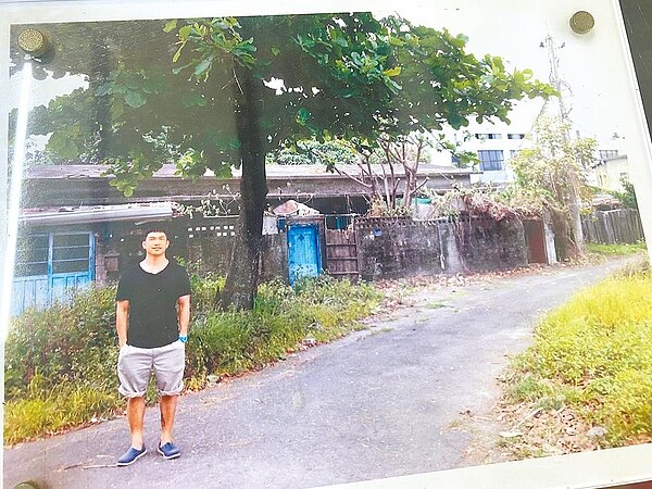 台東業者Bolton皮革工房徐國軫向台鐵承租建物,花多年心血整修卻被台鐵以「建物結構不安全」為由停租。圖為店面舊貌。(徐國軫提供/蔡旻妤台東傳真)