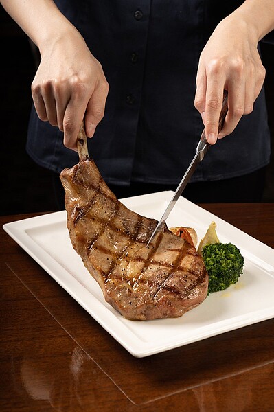 重量級戰斧豬排滋味,單點售價750元,搭配套餐980元。圖/義大皇家酒店提供