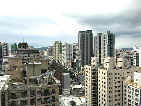 內政部今(22)日表示,為落實蔡總統「安心住宅計畫」,已於今年1月13日行政院核定第三期計畫納入租金補貼轉軌包租代管的整合方案,供需要的房東及房客作最適選擇。圖為房市示意圖。本報資料照