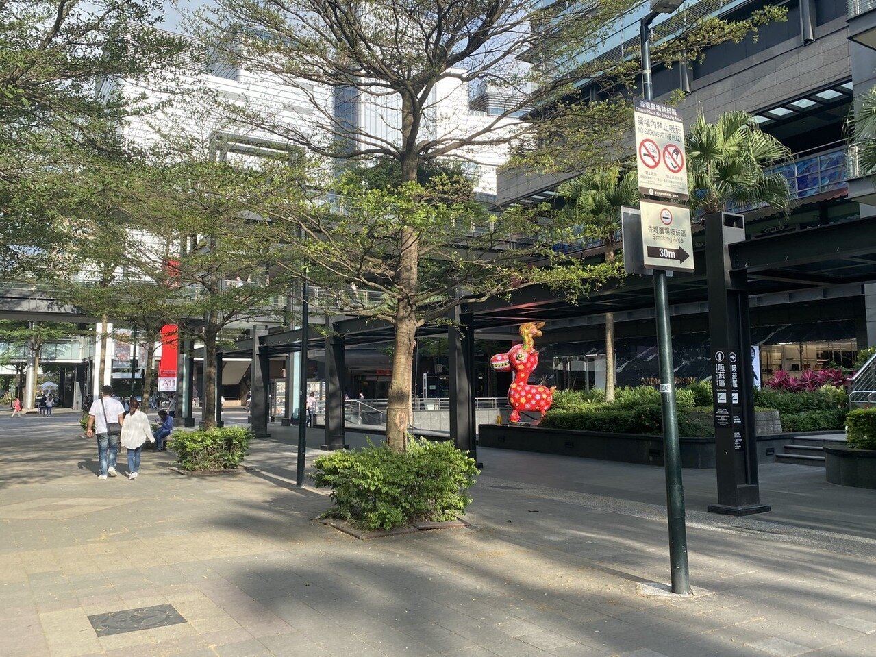香堤廣場的禁菸告示設置高處不明顯。記者鍾維軒/攝影