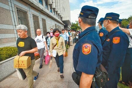 台灣動物保護行政監督聯盟執行長何宗勳（左）與荒野保護協會理事長劉月梅（中）等人，22日在警方引導下進入總統府與蔡英文總統會面，總統宣示2050淨零排放決心。台電及中油已規畫擴、增建接收站以因應燃煤轉燃氣發電。（陳信翰攝）