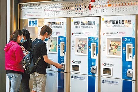 根據交通部統計,搭乘距離70公里以下的短途旅客占7成之多,票箱收入卻只占3成,因此台鐵若要漲價,可能鎖定短途旅客。圖為民眾在台北車站自動售票機購票。(黃世麒攝)