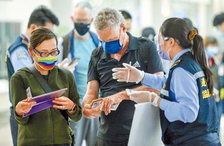 美國更新新冠肺炎全球旅遊警示，台灣第1級「行使常規預防措施」，突然掉到第3級「重新考慮前往」。圖為桃園機場內入境的外國旅客。圖／陳麒全攝