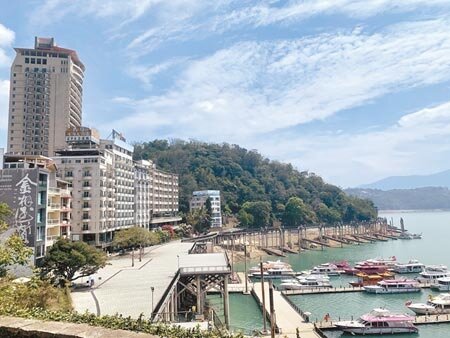 日月潭水位下降,與環湖步道形成高度落差,水社碼頭從23日起封閉停航。(廖志晃攝)