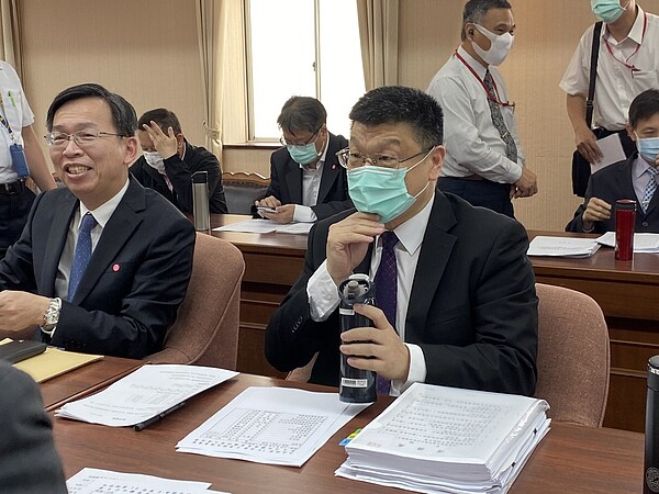 杜微(右)說,預計今年底會提報合理票價調整到交通部。記者曹悅華/攝影