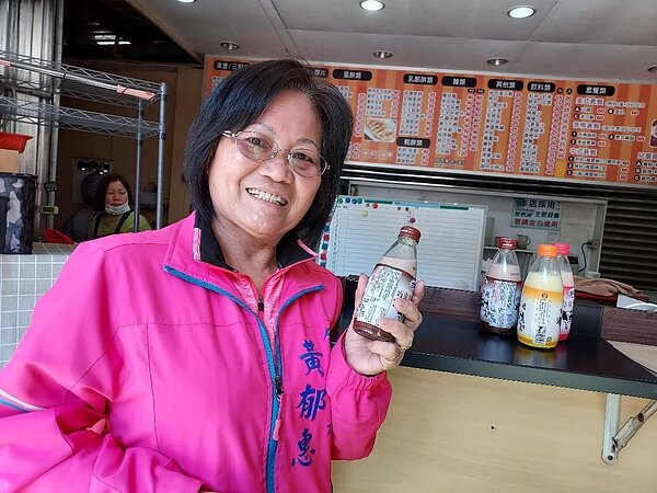 去早餐店喝牛奶，活力滿滿。圖／姜靜枝攝