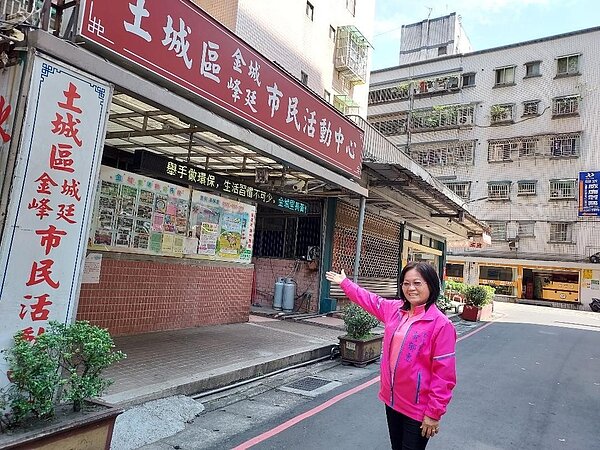 黃郁惠做事效率佳，讓里民很安心。圖／姜靜枝攝