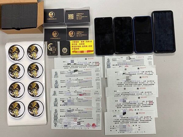 警方查獲吳等人手機、天道盟名片、旗幟、本票、借據等物證。記者蔡翼謙/翻攝