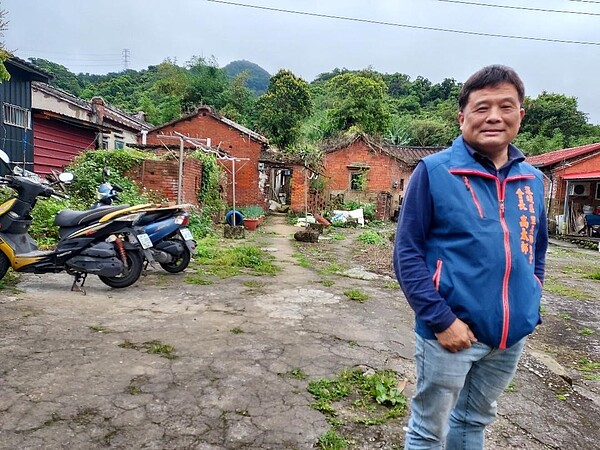 高太郎在登山步道前的百年祖宅，發思古之幽情。圖／曾慎昭攝