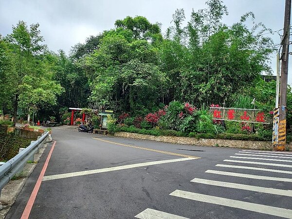 花叢中，發現紅葉山莊小廟。圖／曾慎昭攝