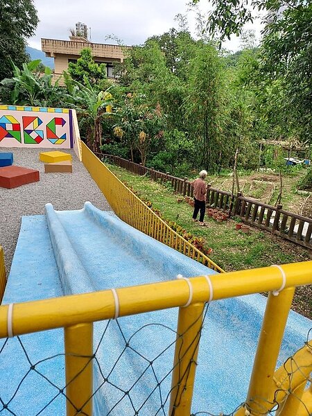 彩繪牆旁，是居民的菜園。圖／曾慎昭攝