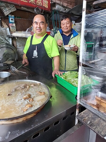 深坑第一米粉湯，阿嘉老闆豪邁款待里長。圖／曾慎昭攝