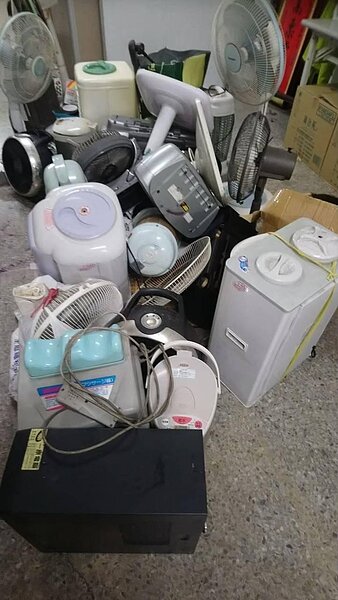 變賣二手電器，幫助清寒人家。圖／吳素蘭攝