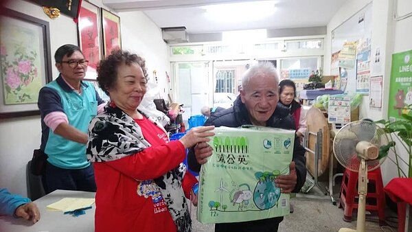 銘德里老人由子孫妥善照顧，享天倫之樂。圖／吳素蘭攝