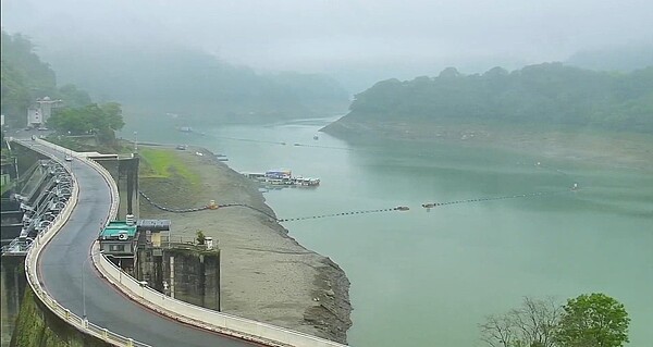 石門水庫集水區上午開始下小雨。圖／桃園市觀旅局即時影像
