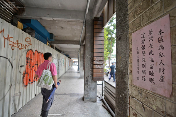 正義國宅都更案,忠孝東路三段,塗鴉牆,斑駁的騎樓,人行道,正義大樓管委會公告,嚴禁逗留睡眠警告,路人。(好房news記者 陳韋帆/攝影)