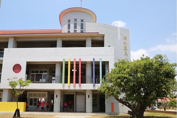 台南市學甲區頂洲國小第二棟老舊危險校舍拆除重建工程,23日舉行完工謝土暨公共藝術揭牌典禮。圖/台南市政府提供