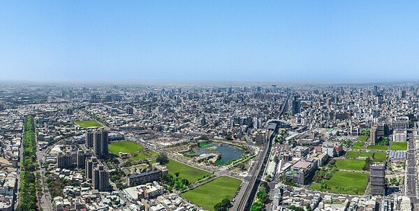 台中東區在台鐵高架化工程完工後,串聯台中火車站與東區交通,日本三井集團更看好本區發展,已規劃「LaLaport」商城進駐,預計2022年下半年開幕。圖/聯合報資料照