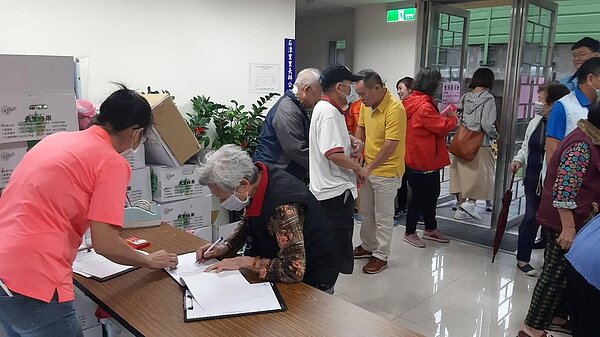 2020年石潭里重陽節贈米活動。圖／擷取自臺北市鄰里服務網