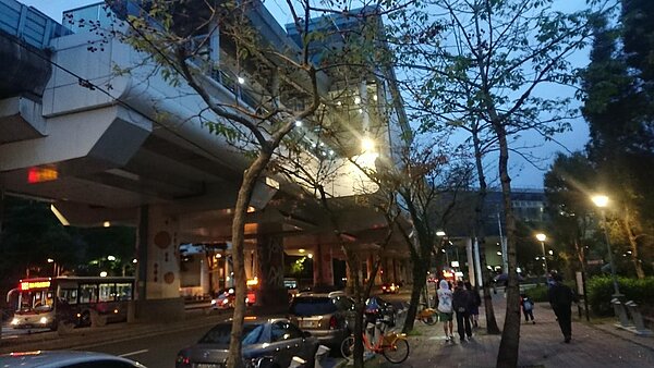 秀湖里交通便利，設有台北捷運文湖線大湖公園站。圖／徐子為攝