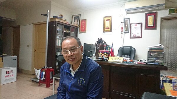 秀湖里里長謝明毅於里辦公室內接受訪談。圖／徐子為攝