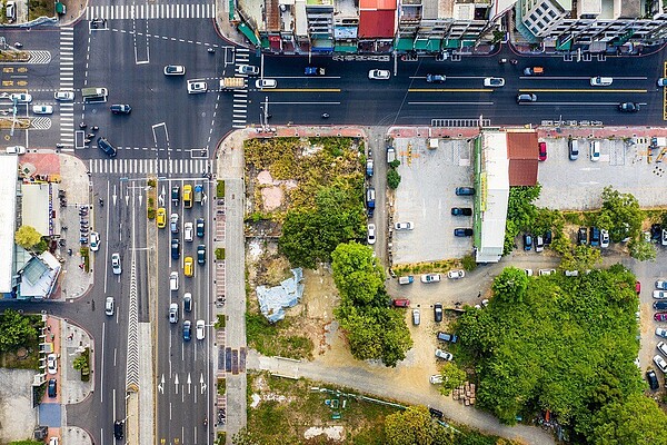 嘉義市政府今公開閱覽，吳鳳北路與垂楊路千坪商業區土地，業界初估每坪約45到60萬元。記者卜敏正／翻攝