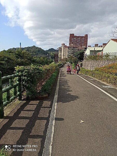 萬順里整治河堤綠景，里民漫步其中。圖／吳素蘭攝