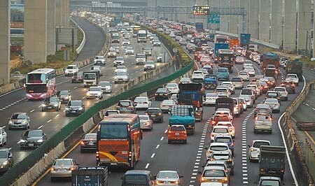 高公局表示,勞動節連假宜花東等熱門旅遊景點還是會塞車。圖為連假車潮。(本報資料照片)
