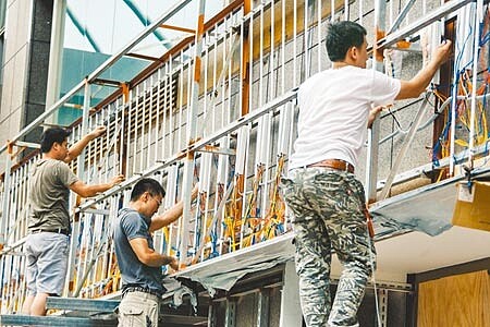 缺工、缺料,讓營造業者遇上空前危機,營造公會呼籲政府出手相助,否則工程將陷入停頓,營造業會被迫走上街頭。(本報資料照片)