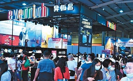 昇恆昌免稅店首度進駐台中旅展,祭出國際精品下殺5折起吸客。圖∕曾麗芳