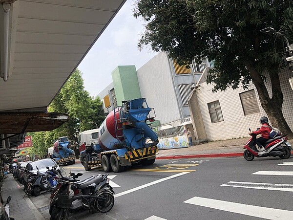 北市三興社宅工程車頻違規,行駛禁行路段。圖/議員許家蓓提供