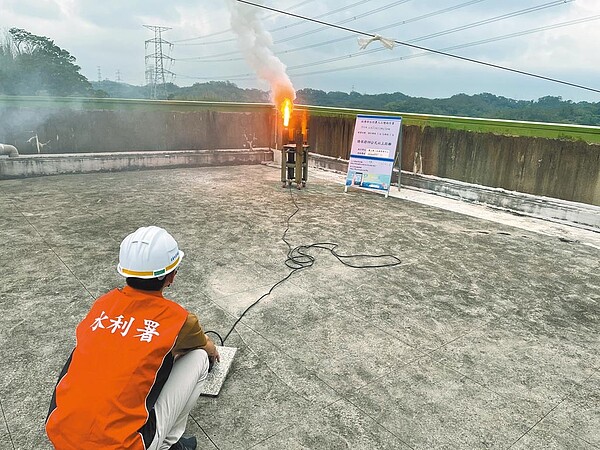 23日桃竹地區都飄起小雨，北水局在石門水庫及寶二水庫施放焰劑，但根據統計，石門水庫23日僅降下20萬噸用水，幫助不大。（北水局提供／邱立雅桃園傳真）