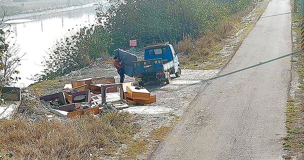 彰化縣河川地、大排濫丟嚴重,彰化縣政府設置移動式攝影機蒐證,濫倒行為全都錄。(彰化縣政府提供/吳敏菁彰化傳真)