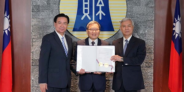 我國財長財長蘇建榮與中美洲銀行總裁摩西視訊簽署「中美洲銀行設立駐中華民國（台灣）國家辦事處協定」。圖／財政部提供