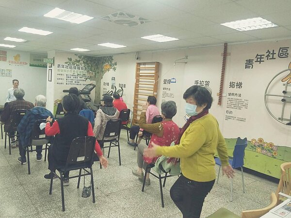 延緩失智失能運動，每日樂活椅子操。圖／邱惠雯提供。