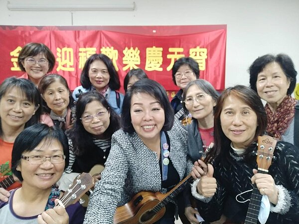 每週烏克麗麗課程，里民與里長同樂。圖／邱惠雯提供。