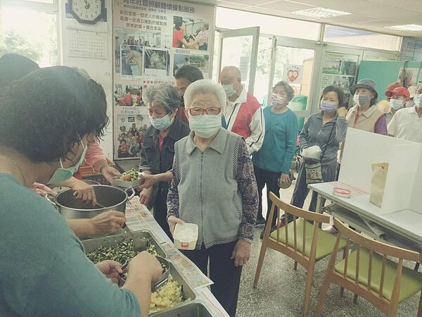 每週固定的免費共餐活動，提供里民聚會和聊天的場所。圖／邱惠雯提供。