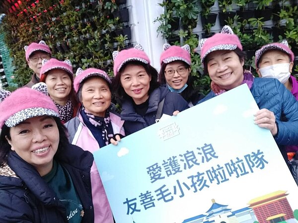 邱惠雯和里內志工們組成動保啦啦隊，共同守護流浪毛小孩。圖／邱惠雯提供。