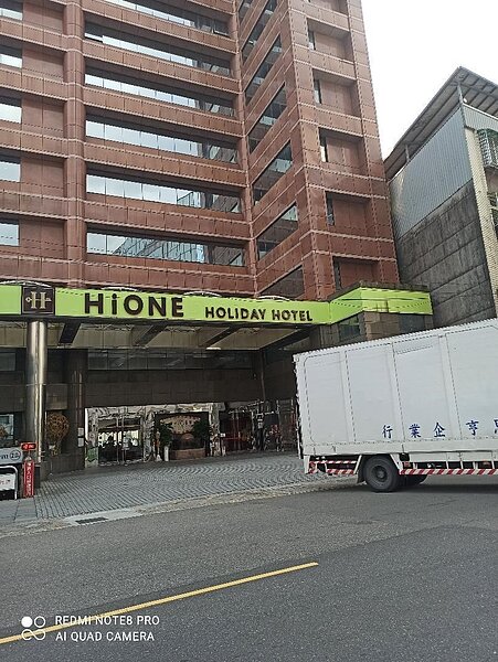 許多建築曾經淹到2樓，所幸目前水患已解除。圖／吳素蘭攝