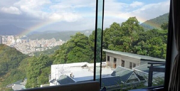 陽明山一處董事長私宅貼出徵管家消息,引發網民討論。圖/截自臉書社團《台北求職站》