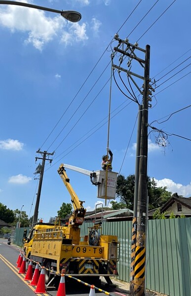 台電屏東區營業處獲報後，共出動6人、3輛小型工程車以及一台大型工程車展開搶修，歷經2個多小時，全數復電。圖／台電提供
