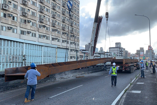 鋼樑掉落 圖/新工處