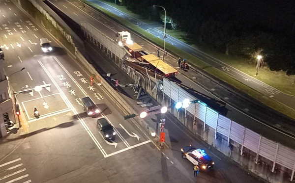 鋼樑掉落 圖/新工處