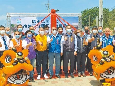 高美溼地濱海橋24日舉行改建開工典禮,台中市議長張清照(中)、副市長黃國榮(右四)等出席見證。(陳淑娥攝)