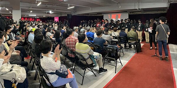 潤泰創新國際公司、日本三菱地所首度聯手開發的住宅案「潤泰峰匯」,24日舉辦交屋說明會,由潤泰創新董事長簡滄圳主持,場面震撼,潤泰集團動員多達152位工程師,成立交屋團隊,提供每戶住戶一對一的驗屋服務,陣容之浩大,為前所未有。圖/蔡惠芳