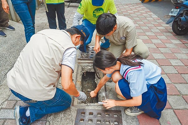 減菸淨街活動共有14所高中的學生一起參與。（台南市環保局提供／程炳璋台南傳真）