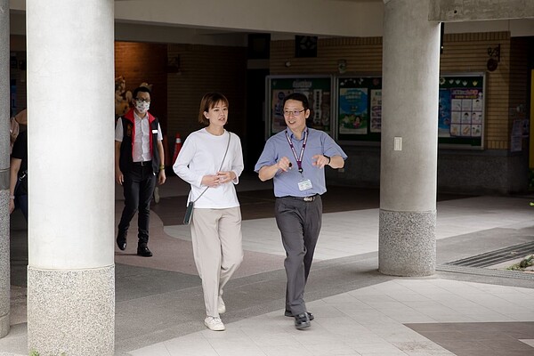 土城與三峽近年來蓬勃發展，遷入人口大增，新北市議員江怡臻近日質詢要求教育局就目前土城、三峽學區額滿問題提出解方。圖／江怡臻服務處提供
