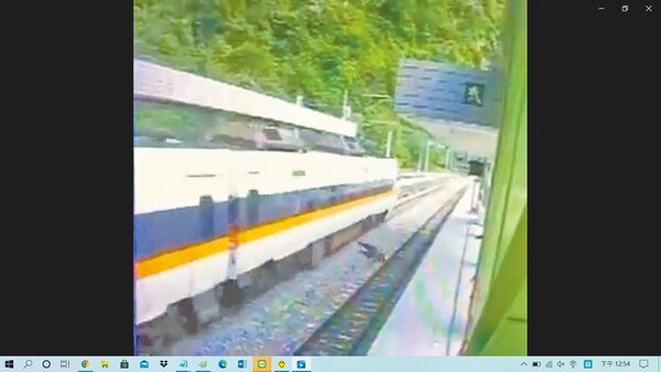 工人在橫跨台鐵武塔站軌道時，遭太魯閣號列車撞上、倒地不起。（翻攝自臉書「抱怨2公社」／胡健森宜蘭傳真）